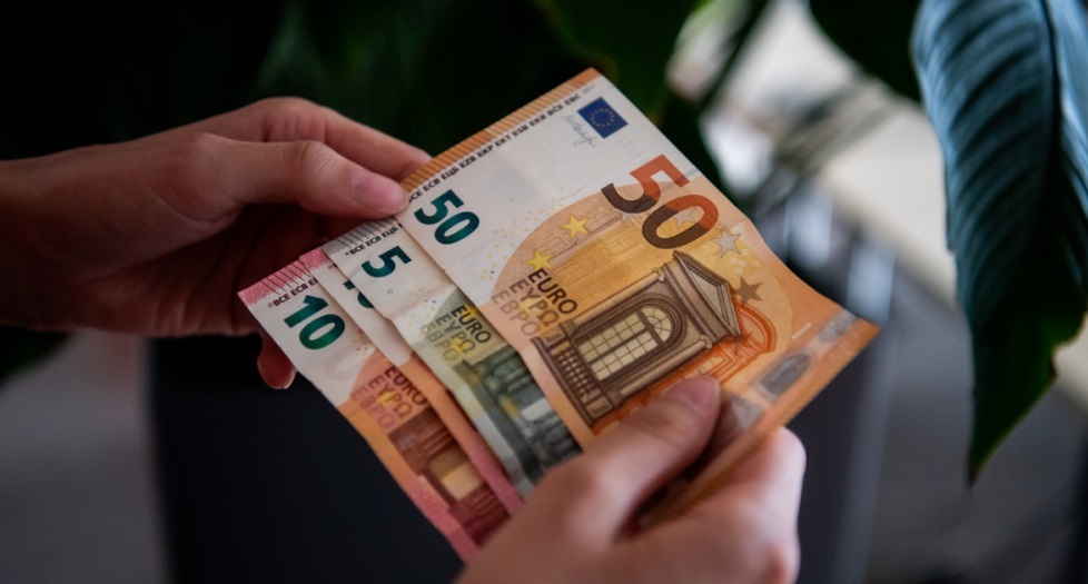 Renia e euros me 17 per qind demton direkt 1.4 mln shqiptare